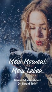 Frau die Schnee von ihren Händen pustet. Mein Moment. Mein Leben. Bewusst-Gesund-Sein mit Produkten von Dr. Ewald Töth